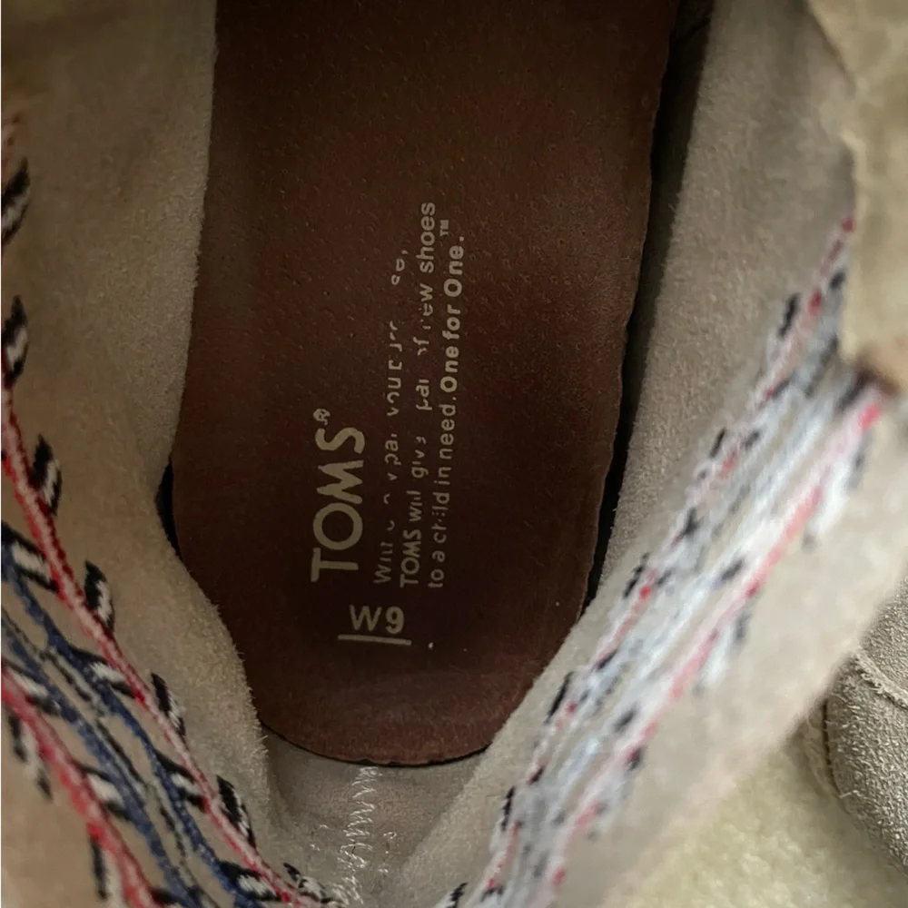 Toms Women’s High Top Embroidery Detail Suede Espadrilles. Size 9.